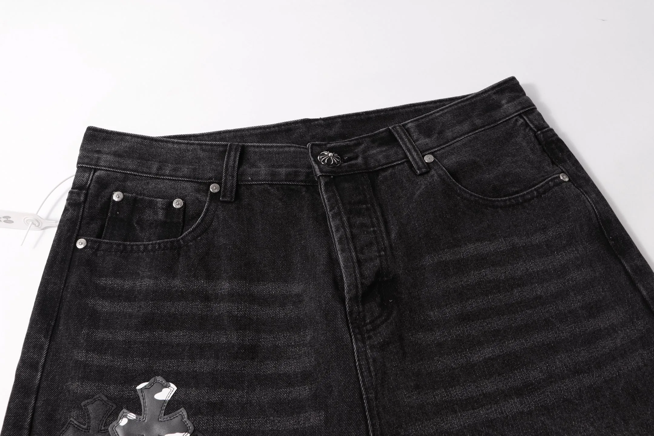 P260 Style No.: H902 Crow Heart & 𝐂𝐡𝐫𝐨𝐦𝐞 𝐇𝐞𝐚𝐫𝐭 ss25 zebra patchwork limited-edition patchwork jeans. Styles with different wash textures are very friendly to people with thin legs. The slightly flared version perfectly modifies the leg shape. The timeless and moderate length makes it easy to match and match. It is the basis for various styles and is a must-have in your wardrobe! The fabric is stiff but also makes the upper body soft without losing texture. The washing process is even more perfect. It is a must-have item for everyone! ! ! Washed wheat, hang tag, pants label, three labels complete Color: black Size: 28-30-32-34-36